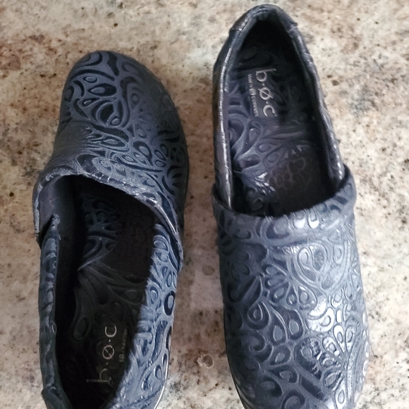New stylish Bocs womens shoes Great For Medical Staff - Picture 2 of 2